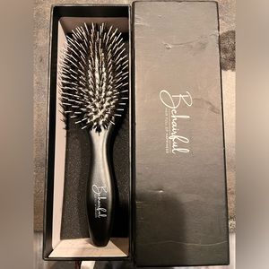 The PRO Detangler Brush